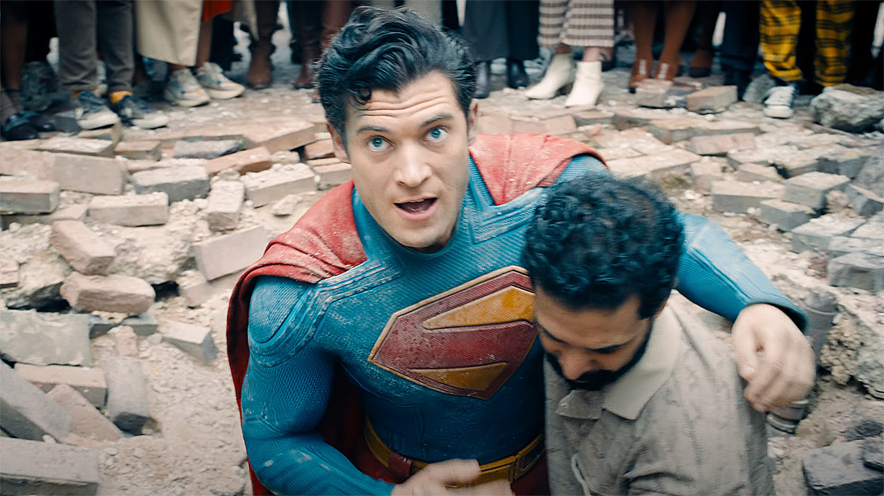 Superman being helped up by a pedestrian in 2025's Superman movie