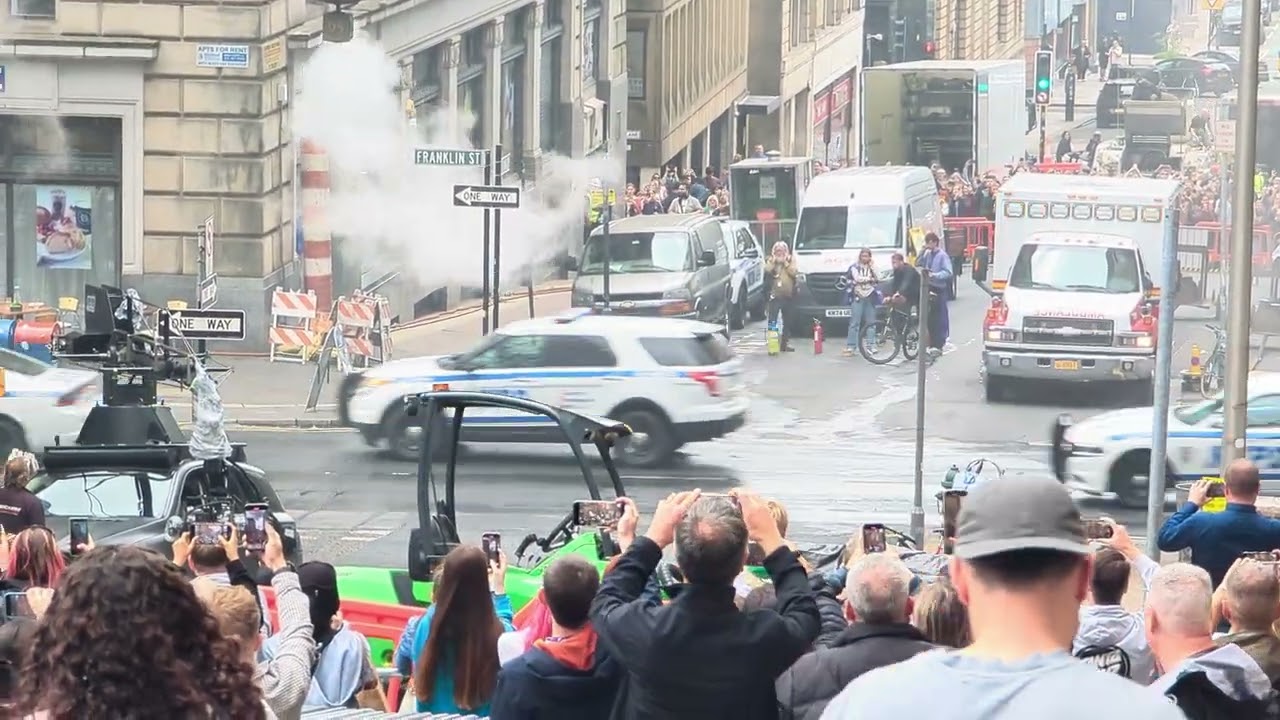 Spider-Man swinging on the set of #spidermanbrandnewday - YouTube