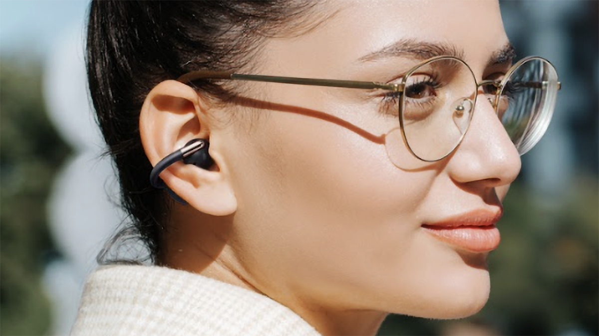 Soundpeats Clip1 worn in a woman&#039;s ear while outside