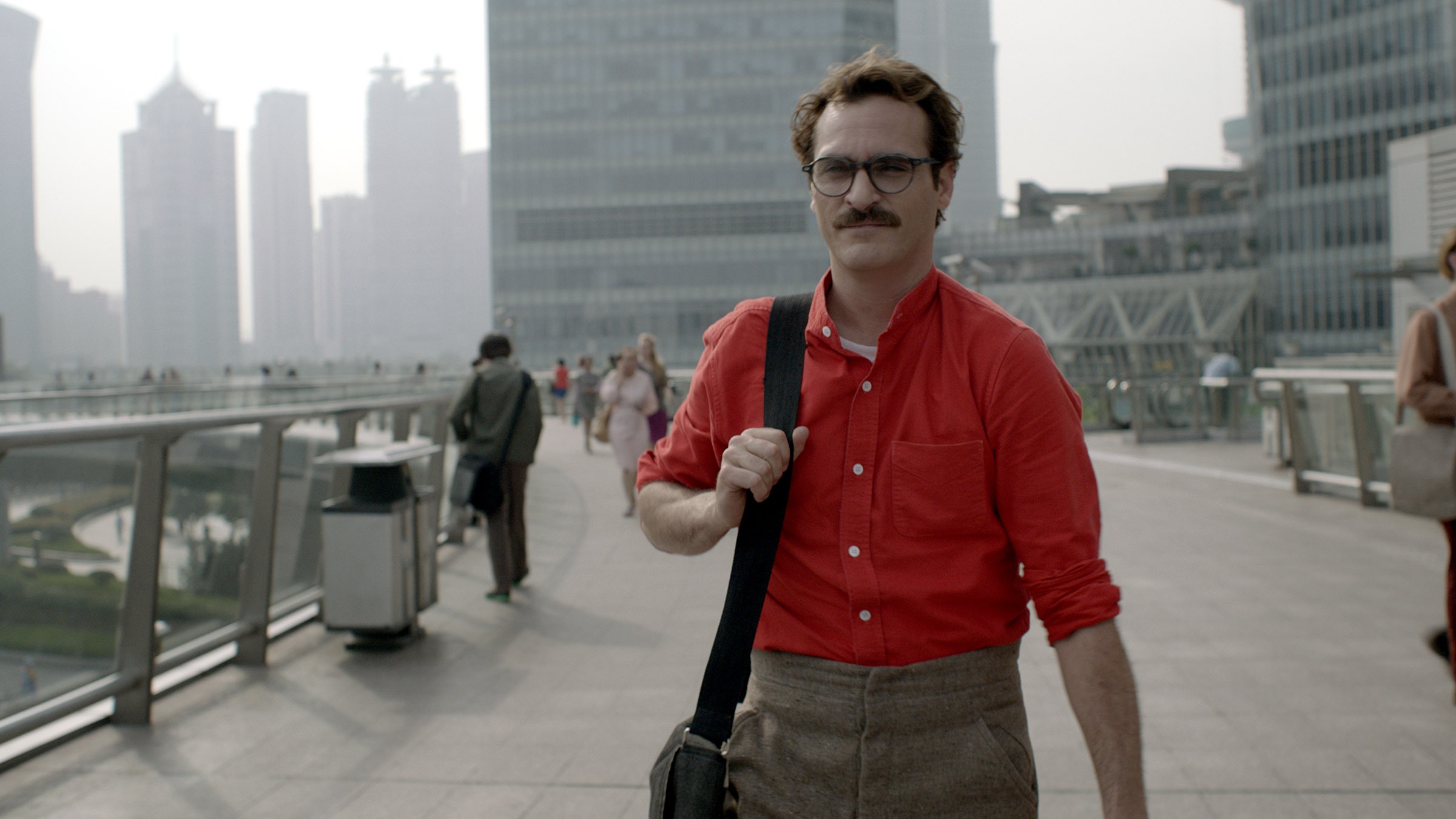 A still of Joaquin Phoenix in Her, walking through a city