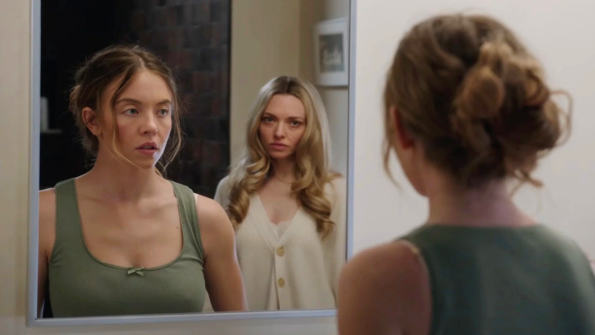 Amanda Seyfried looks at Sydney Sweeney in a mirror