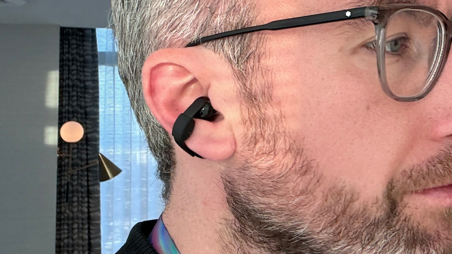 Sony LinkBuds Clip worn in a man's ear, including the air cushion for a tighter fit