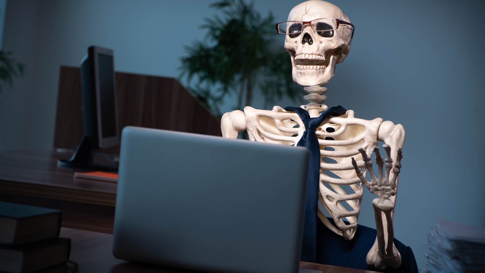 Skeleton of an office worker waiting for the Windows 11 Start menu rollout