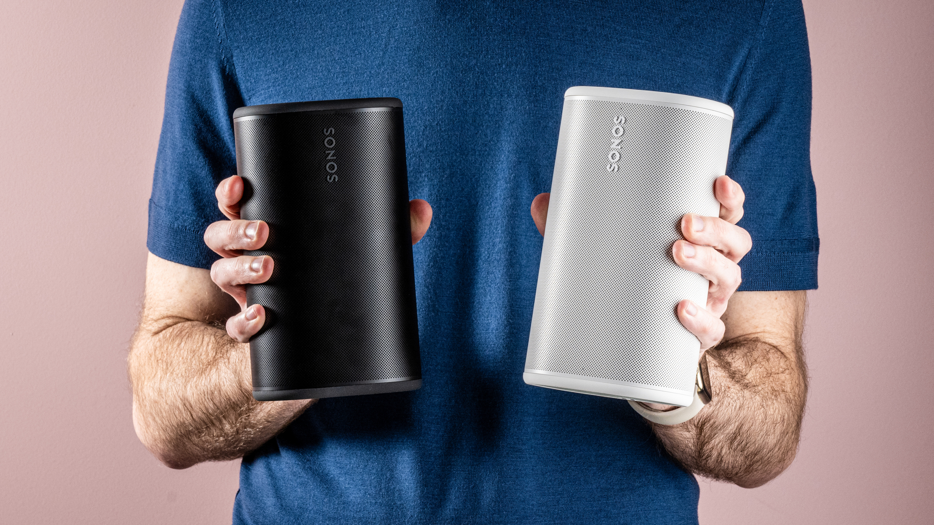 The Sonos Play speaker in black and white in front of a man's torso