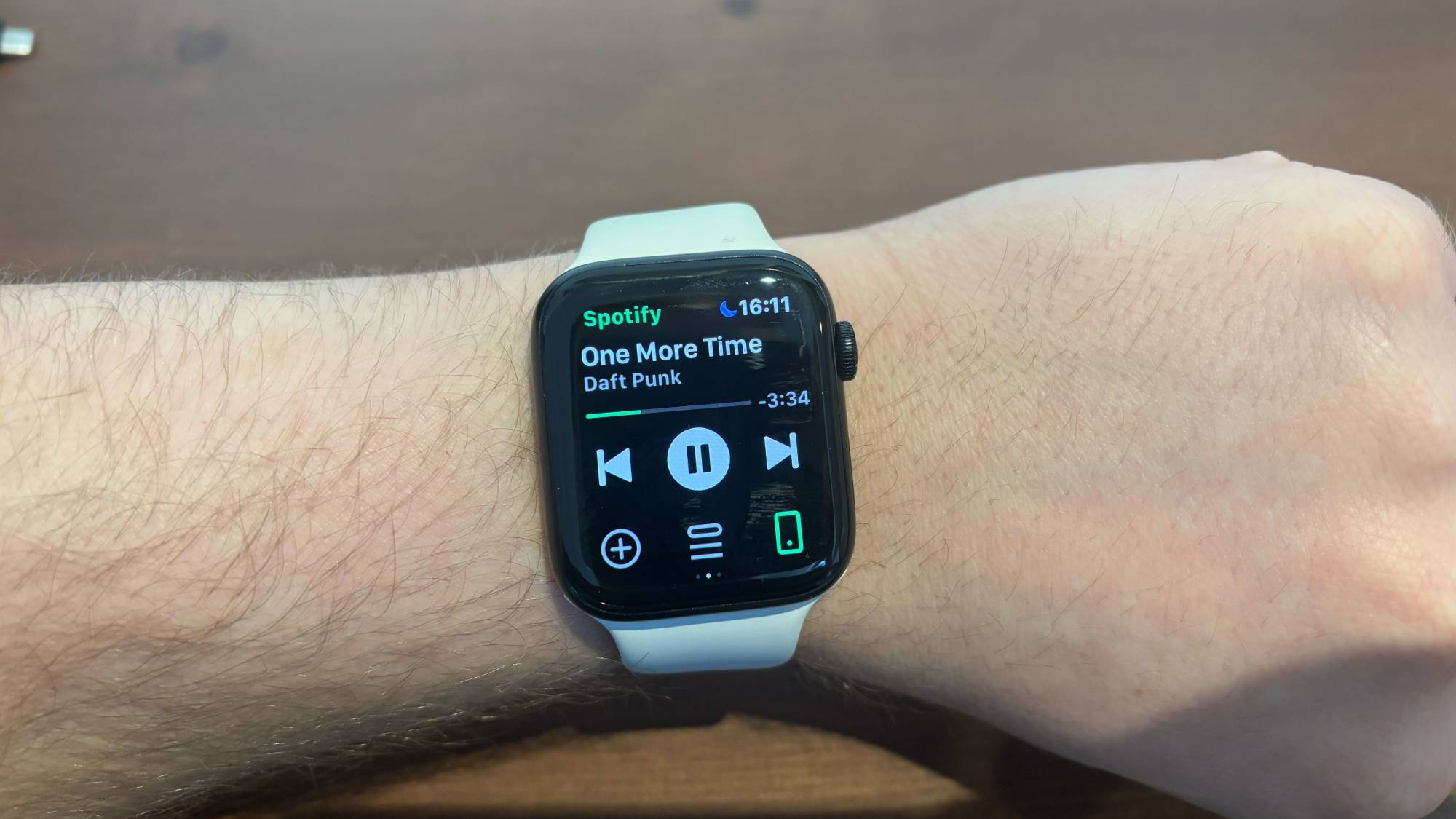 Apple Watch SE 2 with the Spotify app open