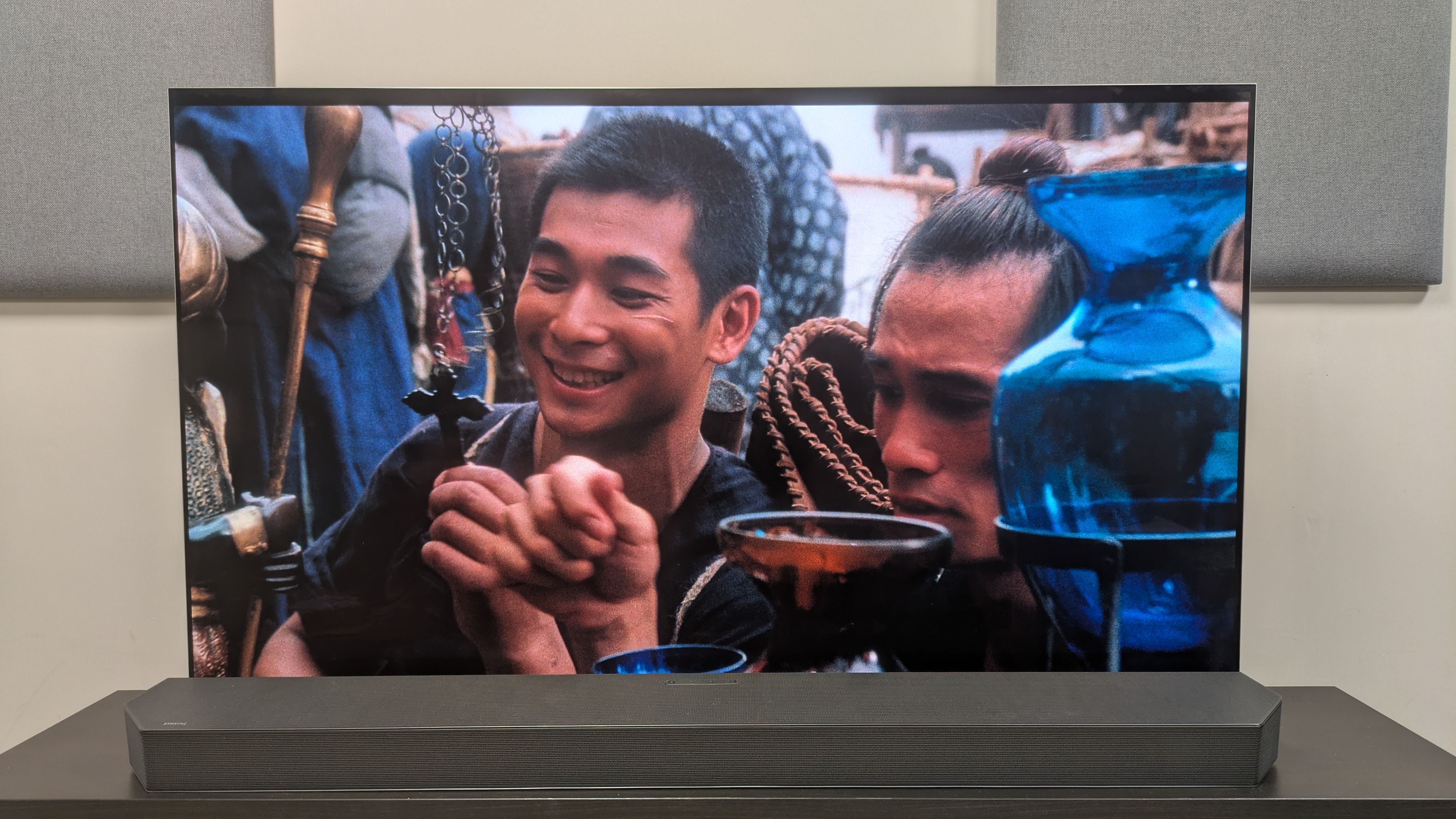 The Blade 4K Blu-ray on LG G5 showing Ding On and Iron Head at market stall with blue vase 