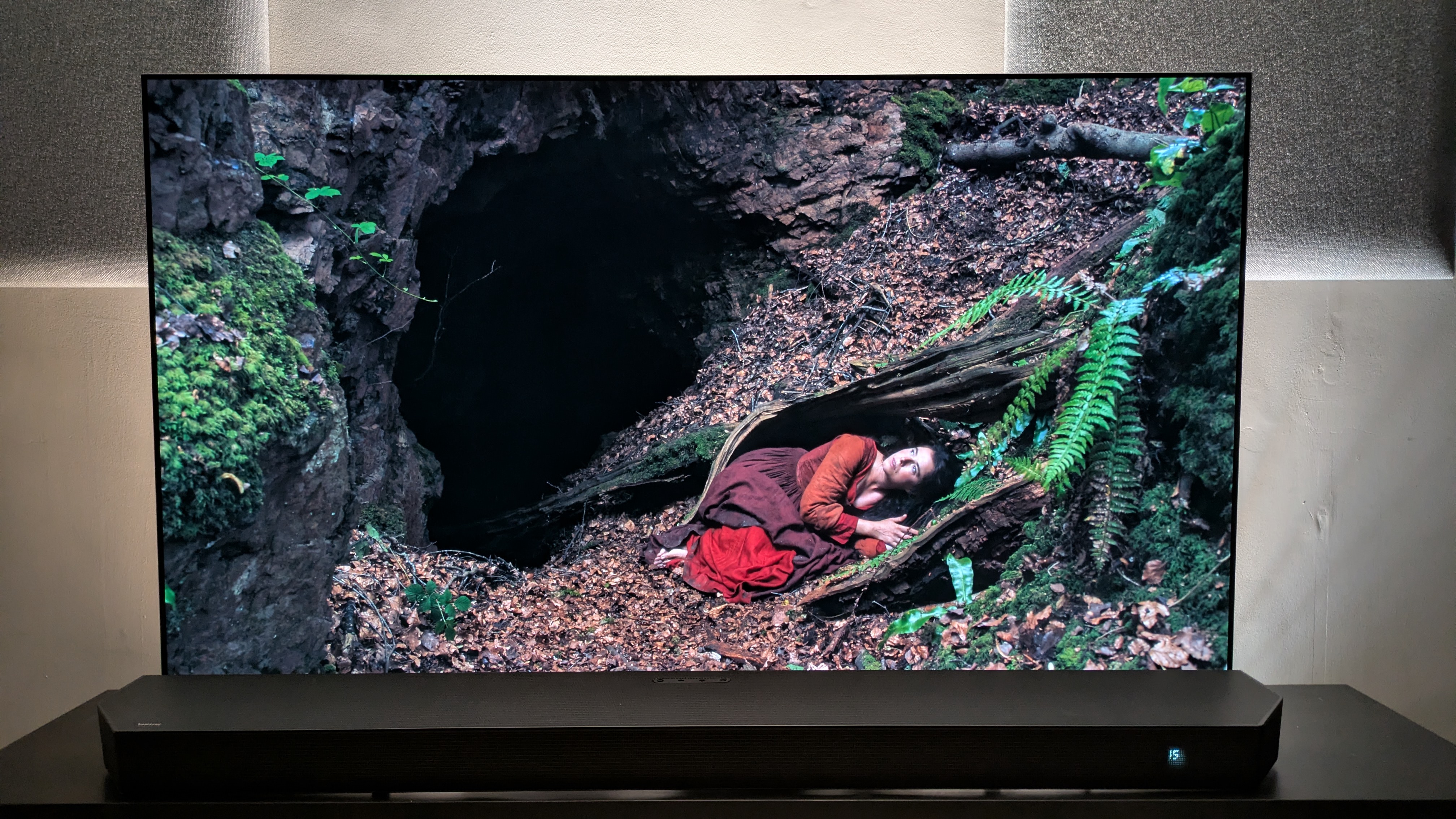 Hamnet 4K Blu-ray on LG G5 showing Hathaway laying on the forest floor 